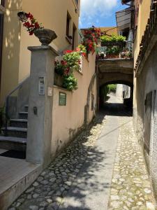 an alley with stairs and flowers on a building at il nido nella quiete in Tremezzo