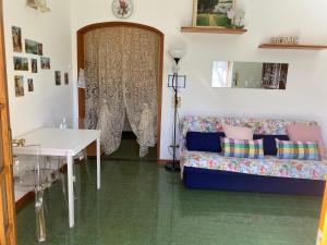 uma sala de estar com um sofá e uma mesa em il nido nella quiete em Tremezzo