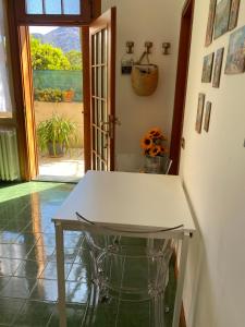 uma mesa branca num quarto com uma janela em il nido nella quiete em Tremezzo