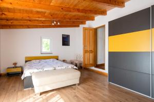 1 dormitorio con cama y techo de madera en House Boris, en Loborika