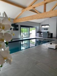 uma cozinha e sala de estar com piscina em L’Antre d’Eux em Rémelfing