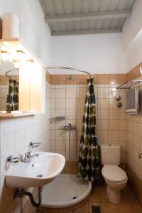 łazienka z umywalką i toaletą w obiekcie Marina Blue Ornos w mieście Ornos