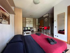 - une chambre avec un grand lit et un salon dans l'établissement columella 14, à Milan