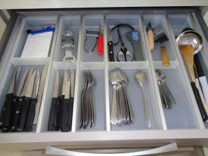 un cajón lleno de tenedores, cucharas y utensilios en Le gite de la gare, en Challans
