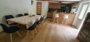 ein Esstisch und Stühle in einer Küche in der Unterkunft Casa Vida in Luncasprie + 28 Fotos