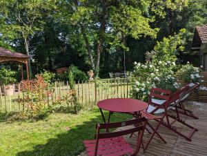 two chairs and a table in a garden at L'annexe de la verrerie in Cognac +2 photos