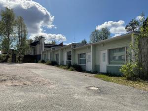 una fila de casas al lado de una carretera en Posio Apartments, en Posio