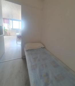 a room with a bed in the corner of a room at Coquet studio au centre port du Cap d'Agde in Cap d'Agde