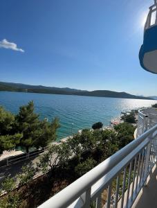 uma vista para um corpo de água a partir de uma varanda em Villa Bianca with private Beach and Parking em Neum