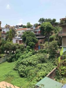 uma vista para uma cidade com casas e árvores em Osho Gaurishankar Meditation Center em Catmandu