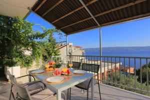 Fotografia z galérie ubytovania Holiday house with a swimming pool Omis - 19020 v Omise