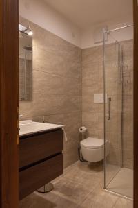 博爾查迪卡多爾的住宿－Casa Lino，浴室配有卫生间、盥洗盆和淋浴。