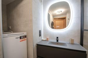La salle de bains est pourvue d'un lavabo et d'un miroir. dans l'établissement Bel appartement entier en style Chalet à Chamonix, à Chamonix-Mont-Blanc