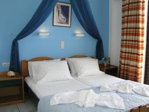A bed or beds in a room at Hotel Helena