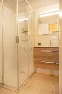 a bathroom with a shower and a sink and a mirror at Moana Haven Biarritz - Plages - Golf - WIFI - Standing in Anglet