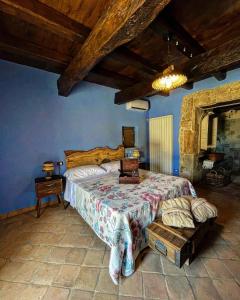 アルピーノにあるAgriturismo Le Faetaのベッドルーム(大型ベッド1台、暖炉付)