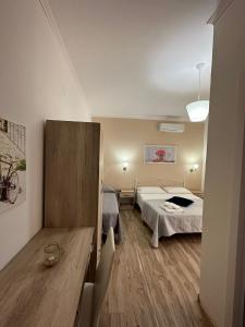 sypialnia z 2 łóżkami i stołem w pokoju w obiekcie Giardino dei Baroni house w mieście Marina di Mancaversa