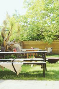 une table de pique-nique dans l'herbe à côté d'une clôture dans l'établissement B&B Herenhuis1919, à Lo-Reninge