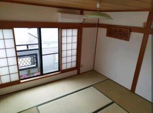 Bilde i galleriet til IIIハウス　ひらパーからすぐの３階建て一軒家　全寝室エアコン新調　wifi完備　旅行&ビジネス大歓迎 i Hirakata