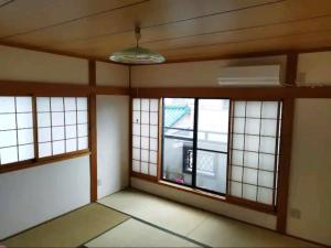 Bilde i galleriet til IIIハウス　ひらパーからすぐの３階建て一軒家　全寝室エアコン新調　wifi完備　旅行&ビジネス大歓迎 i Hirakata