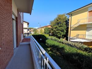 een balkon met een hek naast een gebouw bij Casa Violina in Lido di Camaiore
