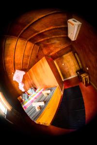 Cette chambre offre une vue sur un escalier en colimaçon. dans l'établissement Blue Ocean Cabana, à Trincomalee