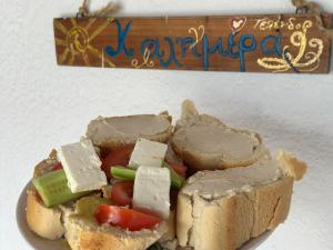 uma sanduíche com tofu e vegetais num prato em Principessa em Calímnos