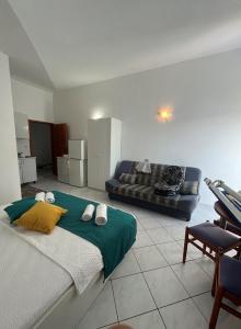 um quarto com uma cama grande e um sofá em Villa Bianca with private Beach and Parking em Neum