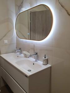 un baño con lavabo y espejo en Villa Bobakis, en Nikiti