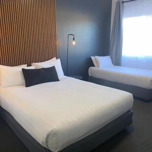 肯图巴Echo Point Discovery Motel的有两张床和一扇窗户的酒店房间