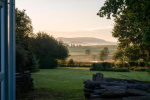 - Vistas a un campo con una valla de piedra en Glen Islay Cottage Himeville, en Himeville