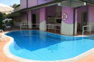 Bazén v ubytování HOTEL Villa Lilla nebo v jeho okolí