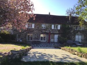 una gran casa de piedra con una entrada delante de ella en Large and chic house near DisneylandParis, Charles-de-Gaulle Airport and 45 mn from Paris, en Neufmontiers-lès-Meaux