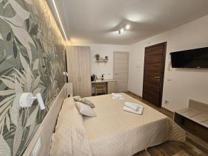 een slaapkamer met een bed met handdoeken erop bij ZAFFIRO'S HOUSE in Cefalù