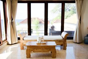 ein Wohnzimmer mit einem Sofa und einem Tisch in der Unterkunft Alam Bali Beach Resort in Amed