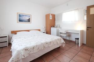 Kuchyň nebo kuchyňský kout v ubytování Gil's Guest Rooms