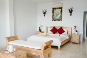 Alam Bali Beach Resort客房内的一张或多张床位