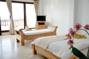 Alam Bali Beach Resort客房内的一张或多张床位
