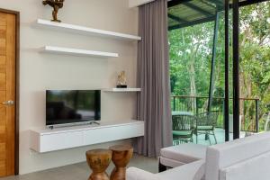 un soggiorno con TV a parete di HinKong View Pool Villa Koh Phangan a Hinkong