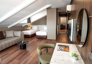 Sala de estar con sofá, cama y mesa en Hotel Bosfora en Estambul