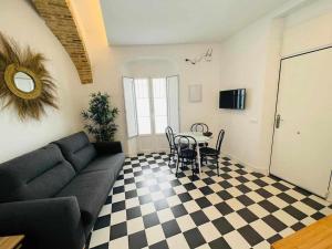 a living room with a couch and a table at Casa Las 4 Esquinas by Casas con Encanto in Medina Sidonia