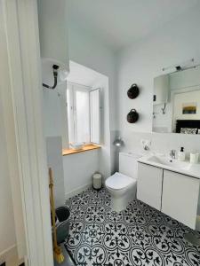 Baño blanco con aseo y lavamanos en Casa Las 4 Esquinas by Casas con Encanto, en Medina Sidonia