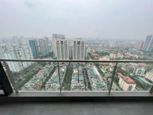 vista sulla città dalla parte superiore di un edificio di Căn hộ chung cư The Zei Mỹ Đình a Hanoi