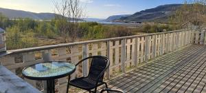 patio con mesa y sillas en el balcón en Austertanakrystallen by Pure Lifestyle Arctic, en Tana