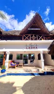 una casa con piscina frente a ella en Ladha ya Zanzibar Boutique Guesthouse, en Jambiani
