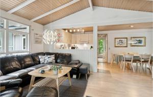 FjellerupにあるAmazing Home In Glesborg With Sauna, Wifi And Indoor Swimming Poolのリビングルーム(ソファ、テーブル付)
