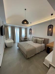 Ein Bett oder Betten in einem Zimmer der Unterkunft Galatia Villas