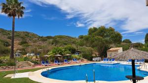 Bazén v ubytování Appartement lumineux 6p sur Golf de la Duquesa Costa del Sol nebo v jeho okolí