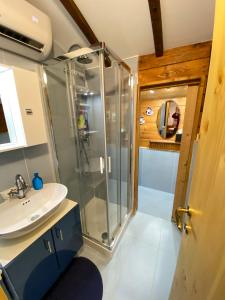 uma casa de banho com um chuveiro e um lavatório. em CHALET A CERESOLE REALE nel Parco Gran Paradiso em Ceresole Reale