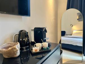 une chambre d'hôtel avec une table et des tasses dans l'établissement Arno Boutique, à Florence 16 autres photos